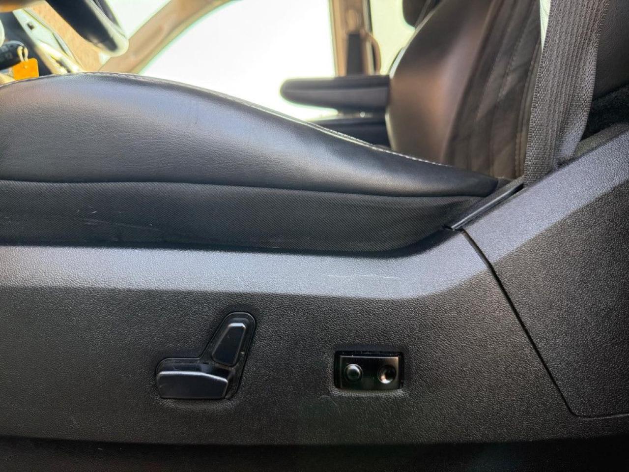 2014 Chrysler Town & Country Touring-L| CLEAN CARFAX | 30TH ANNIVERSARY | BIG SCREEN | NAVI | REMOTE STARTER | ALL POWER OPTIONS | LEATHER | - Photo #33