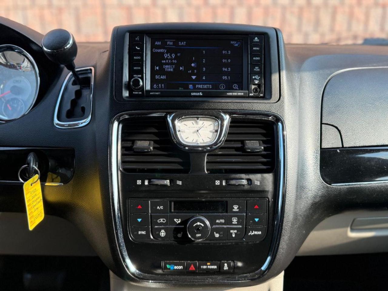 2014 Chrysler Town & Country Touring-L| CLEAN CARFAX | 30TH ANNIVERSARY | BIG SCREEN | NAVI | REMOTE STARTER | ALL POWER OPTIONS | LEATHER | - Photo #28