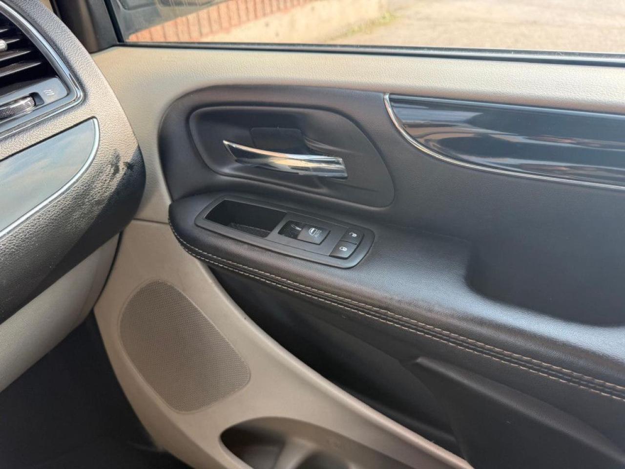 2014 Chrysler Town & Country Touring-L| CLEAN CARFAX | 30TH ANNIVERSARY | BIG SCREEN | NAVI | REMOTE STARTER | ALL POWER OPTIONS | LEATHER | - Photo #35