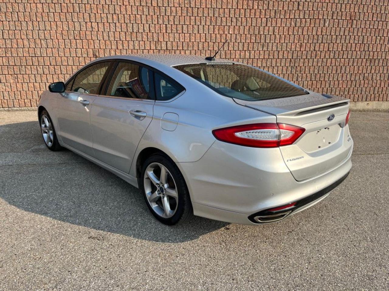 2015 Ford Fusion SE | CLEAN CARFAX | AWD | BIG SCREEN | ALLOY WHEELS | REMOTE STARTER | BLUETOOTH | - Photo #4