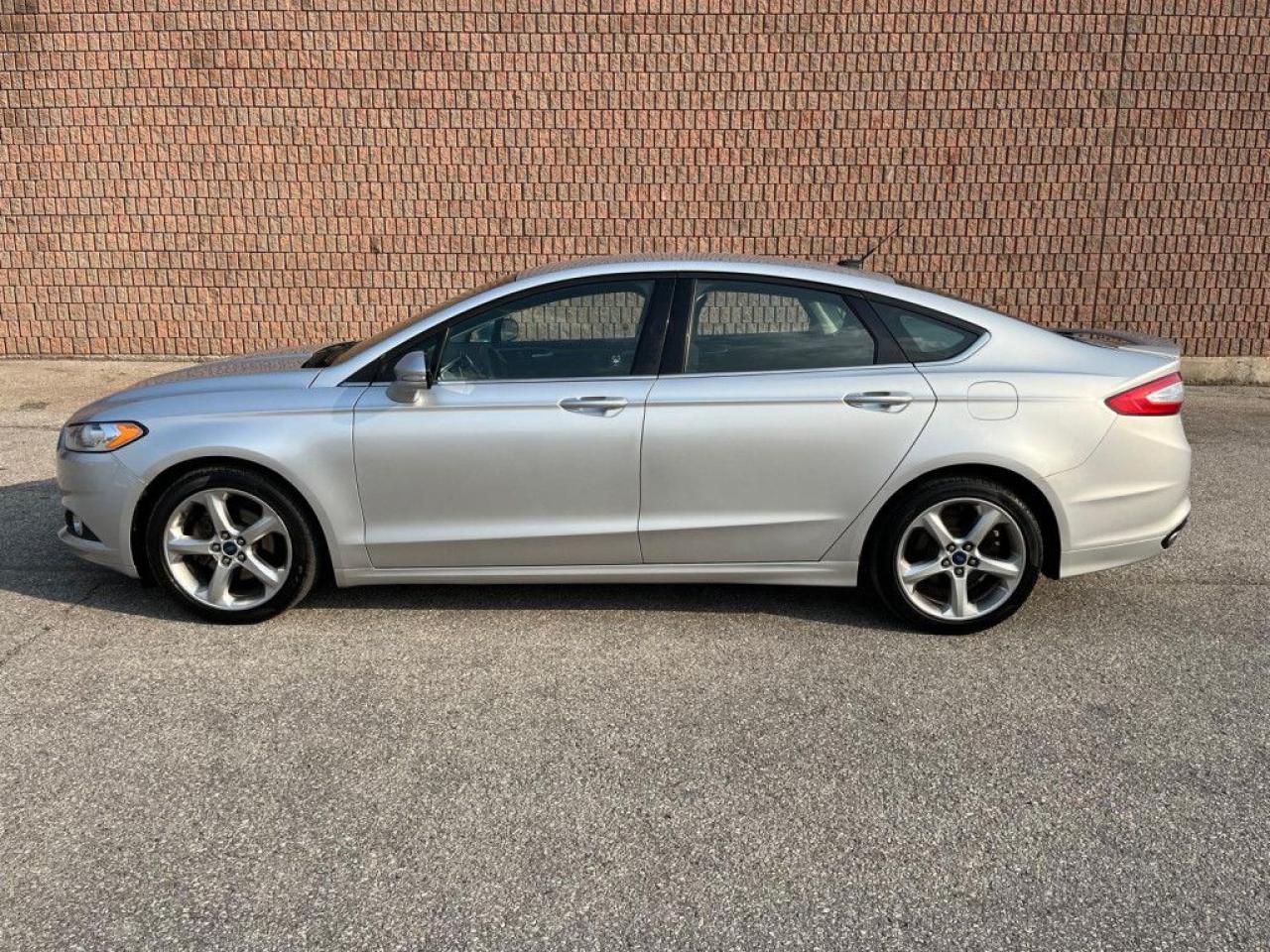 2015 Ford Fusion SE | CLEAN CARFAX | AWD | BIG SCREEN | ALLOY WHEELS | REMOTE STARTER | BLUETOOTH | - Photo #3
