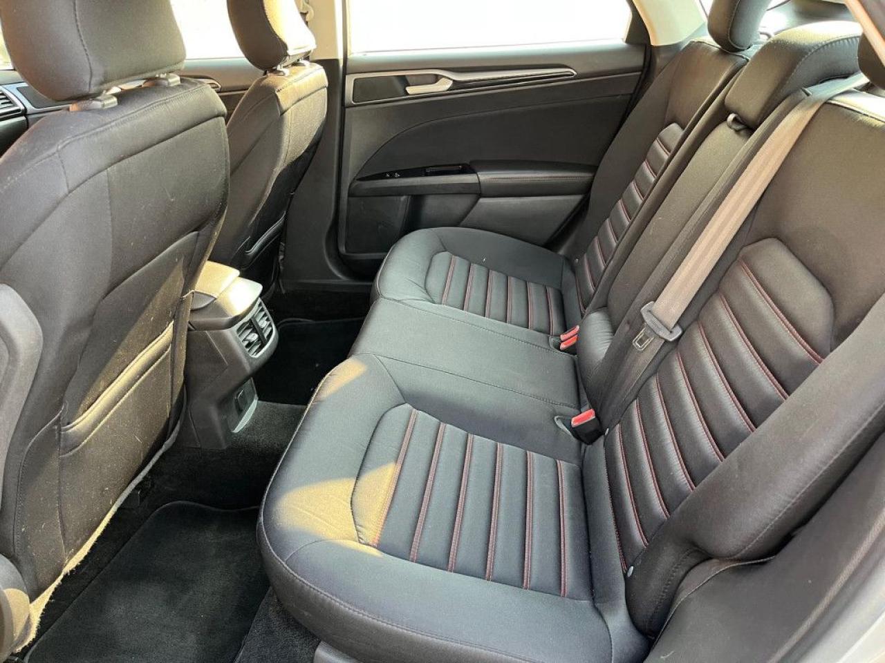 2015 Ford Fusion SE | CLEAN CARFAX | AWD | BIG SCREEN | ALLOY WHEELS | REMOTE STARTER | BLUETOOTH | - Photo #17