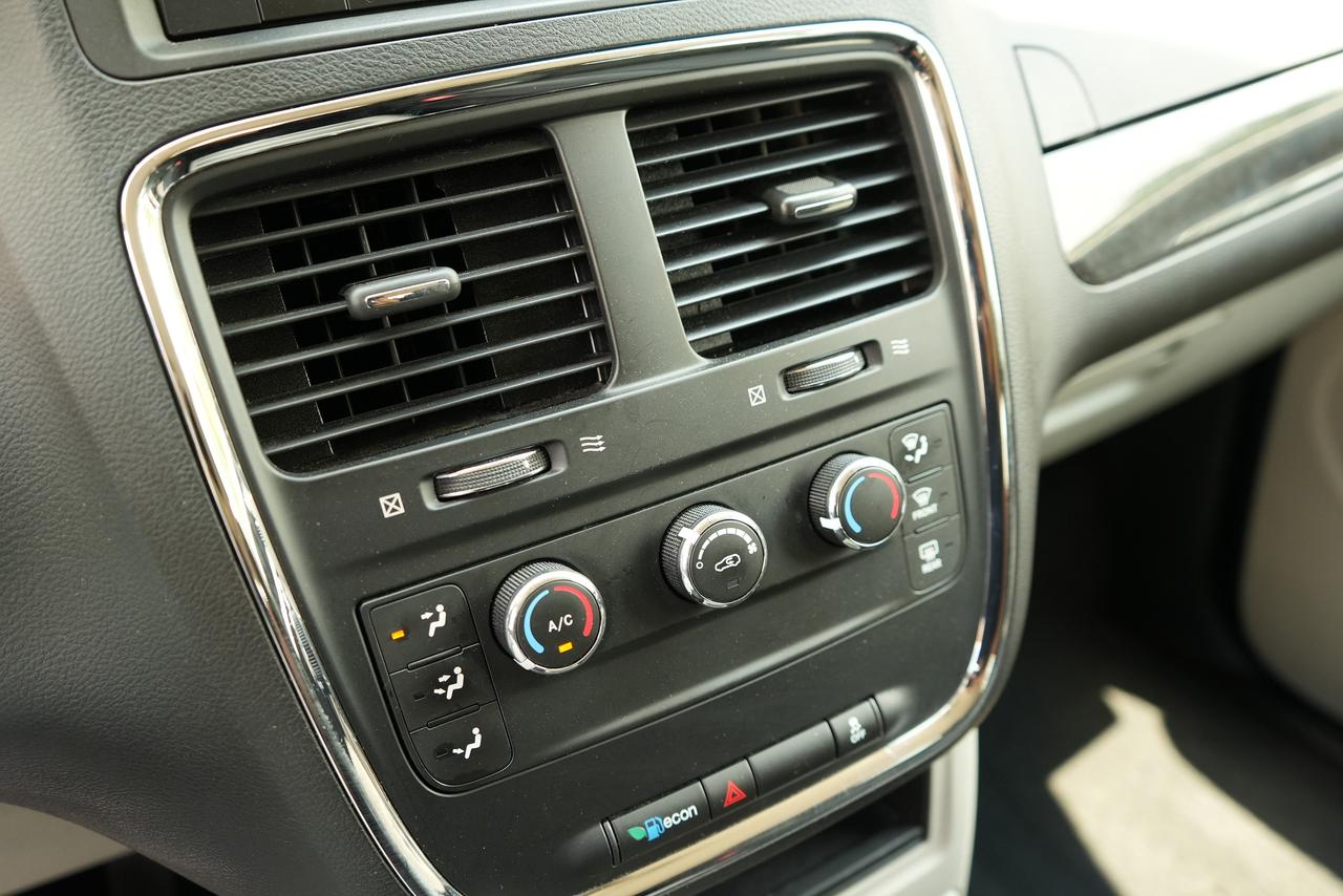 2017 Dodge Grand Caravan SXT Photo