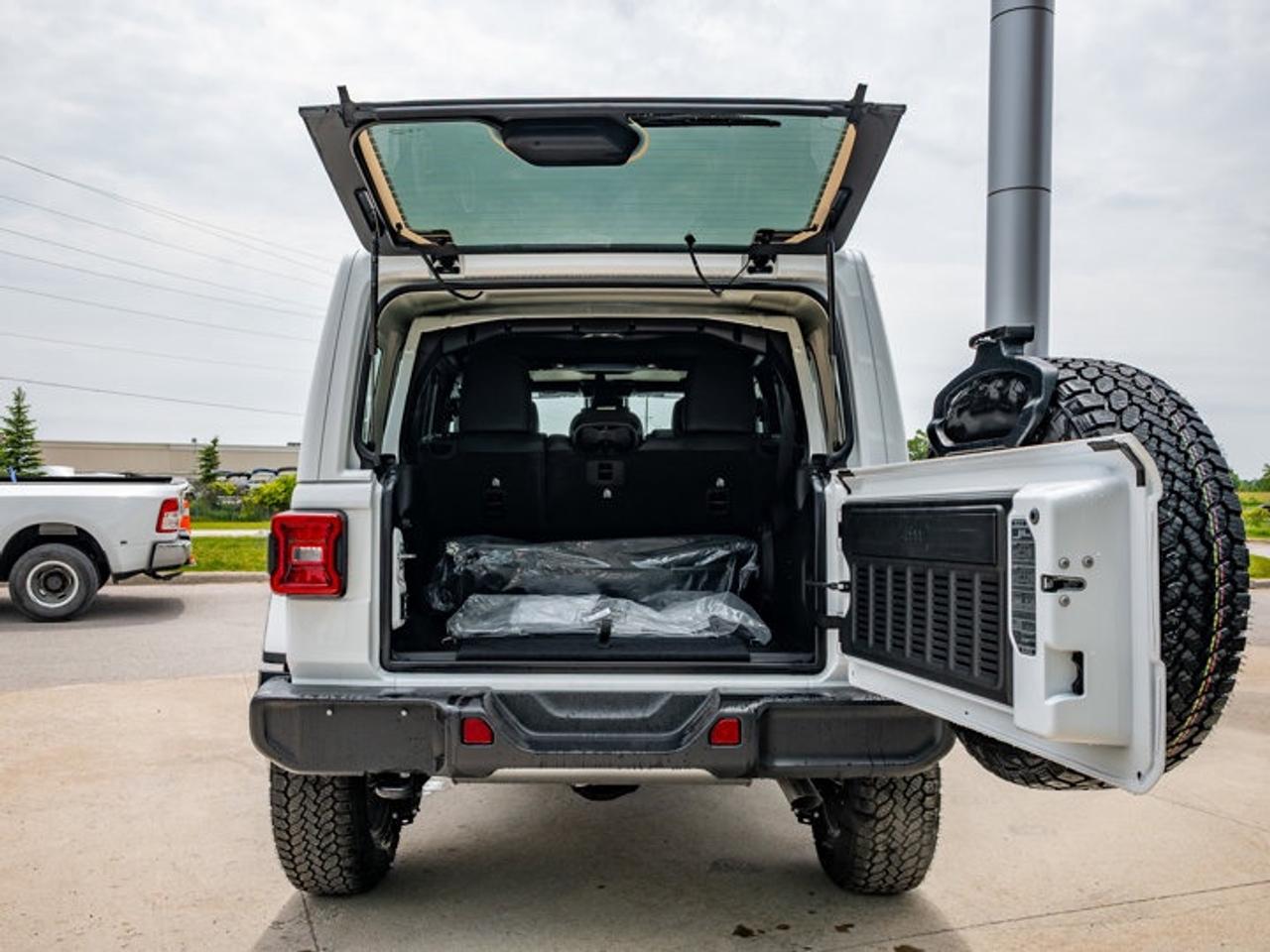 2025 Jeep Wrangler Sahara Photo