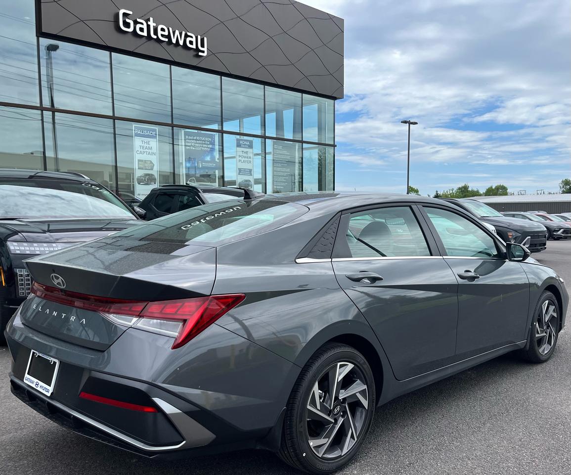 2025 Hyundai Elantra Luxury TWO-TONE INTERIOR Photo