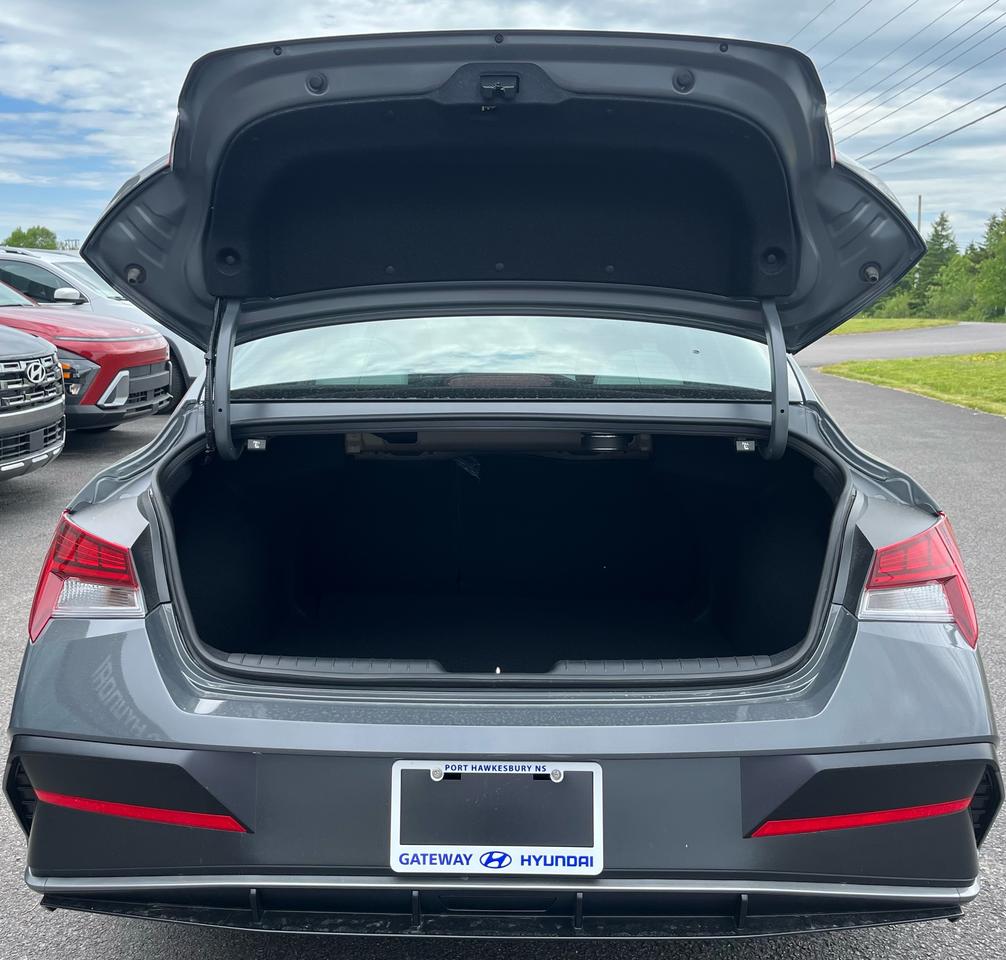 2025 Hyundai Elantra Luxury TWO-TONE INTERIOR Photo