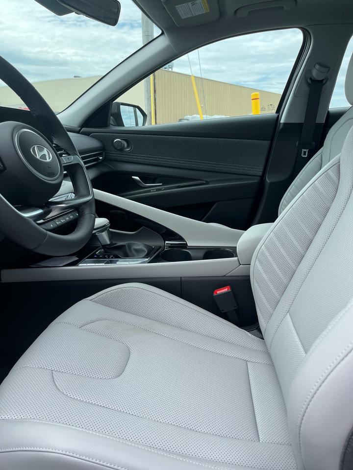 2025 Hyundai Elantra Luxury TWO-TONE INTERIOR Photo