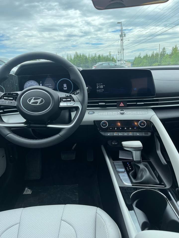 2025 Hyundai Elantra Luxury TWO-TONE INTERIOR Photo