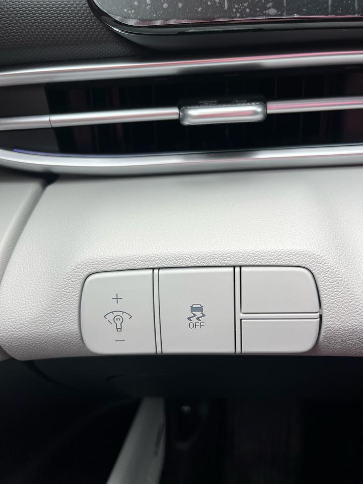 2025 Hyundai Elantra Luxury TWO-TONE INTERIOR Photo