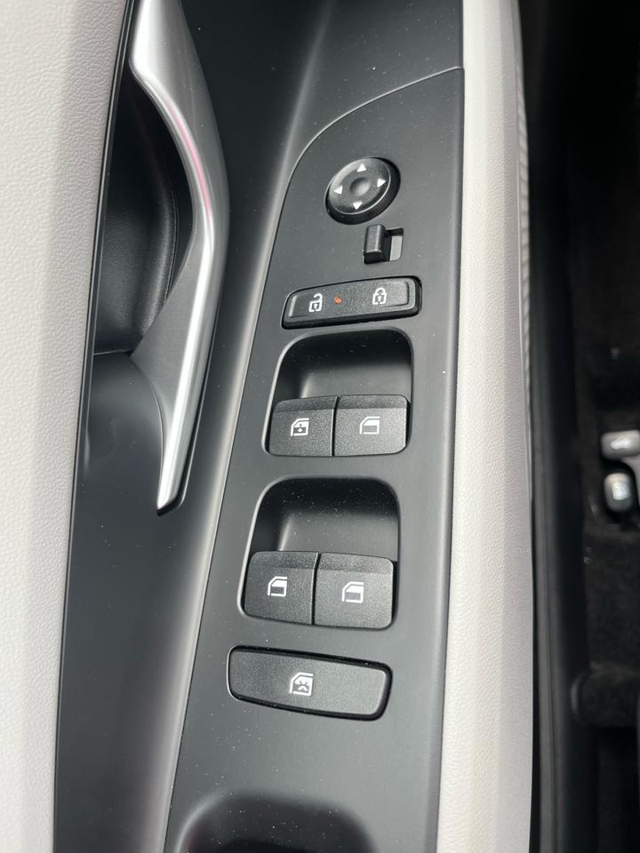 2025 Hyundai Elantra Luxury TWO-TONE INTERIOR Photo