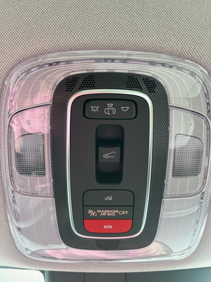 2025 Hyundai Elantra Luxury TWO-TONE INTERIOR Photo