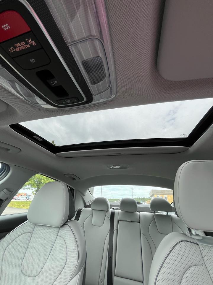 2025 Hyundai Elantra Luxury TWO-TONE INTERIOR Photo