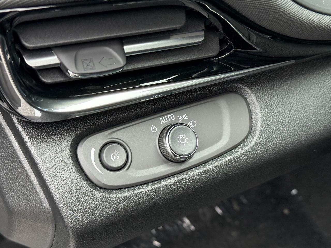 2025 Buick Envista Sport Touring 1.2L 3CYL WITH REMOTE START/ENTRY, HEATED SEATS, HEATED STEERING WHEEL, POWER LIFTGATE, ANDROID AUTO AND APPLE CARPLAY Photo