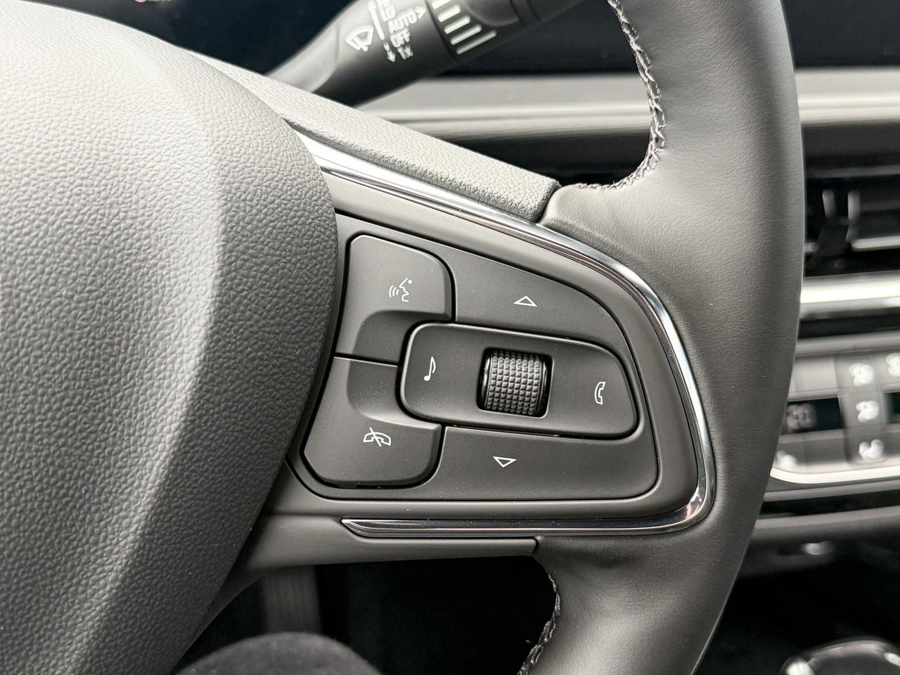 2025 Buick Envista Sport Touring 1.2L 3CYL WITH REMOTE START/ENTRY, HEATED SEATS, HEATED STEERING WHEEL, POWER LIFTGATE, ANDROID AUTO AND APPLE CARPLAY Photo
