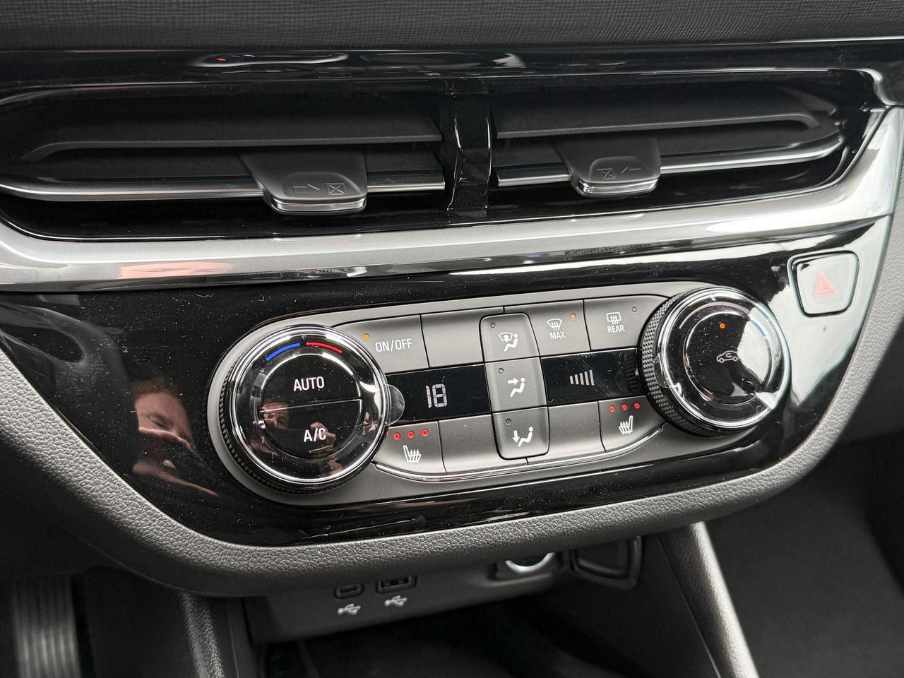 2025 Buick Envista Sport Touring 1.2L 3CYL WITH REMOTE START/ENTRY, HEATED SEATS, HEATED STEERING WHEEL, POWER LIFTGATE, ANDROID AUTO AND APPLE CARPLAY Photo