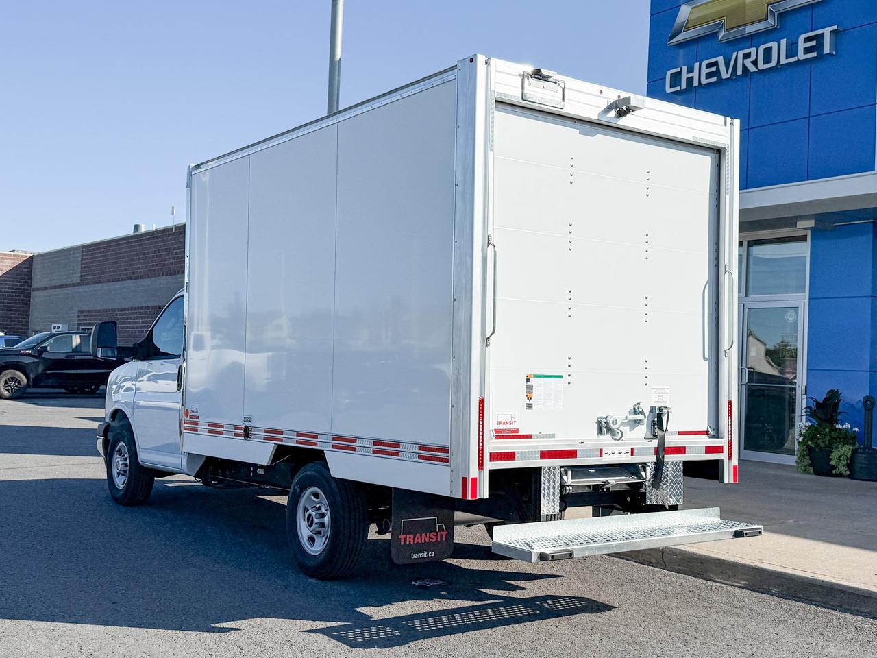 2025 GMC Savana Cutaway Work Van 4.3L V8 WITH REMOTE ENTRY, CRUISE CONTROL, A/C, REAR VISION CAMERA, AM/FM STEREO Photo2