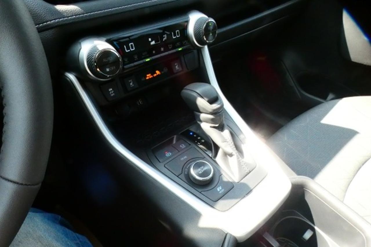 2025 Toyota RAV4 Hybrid XLE AWD w/Htd cloth, S/R, NAV ready, BUC - Photo #17