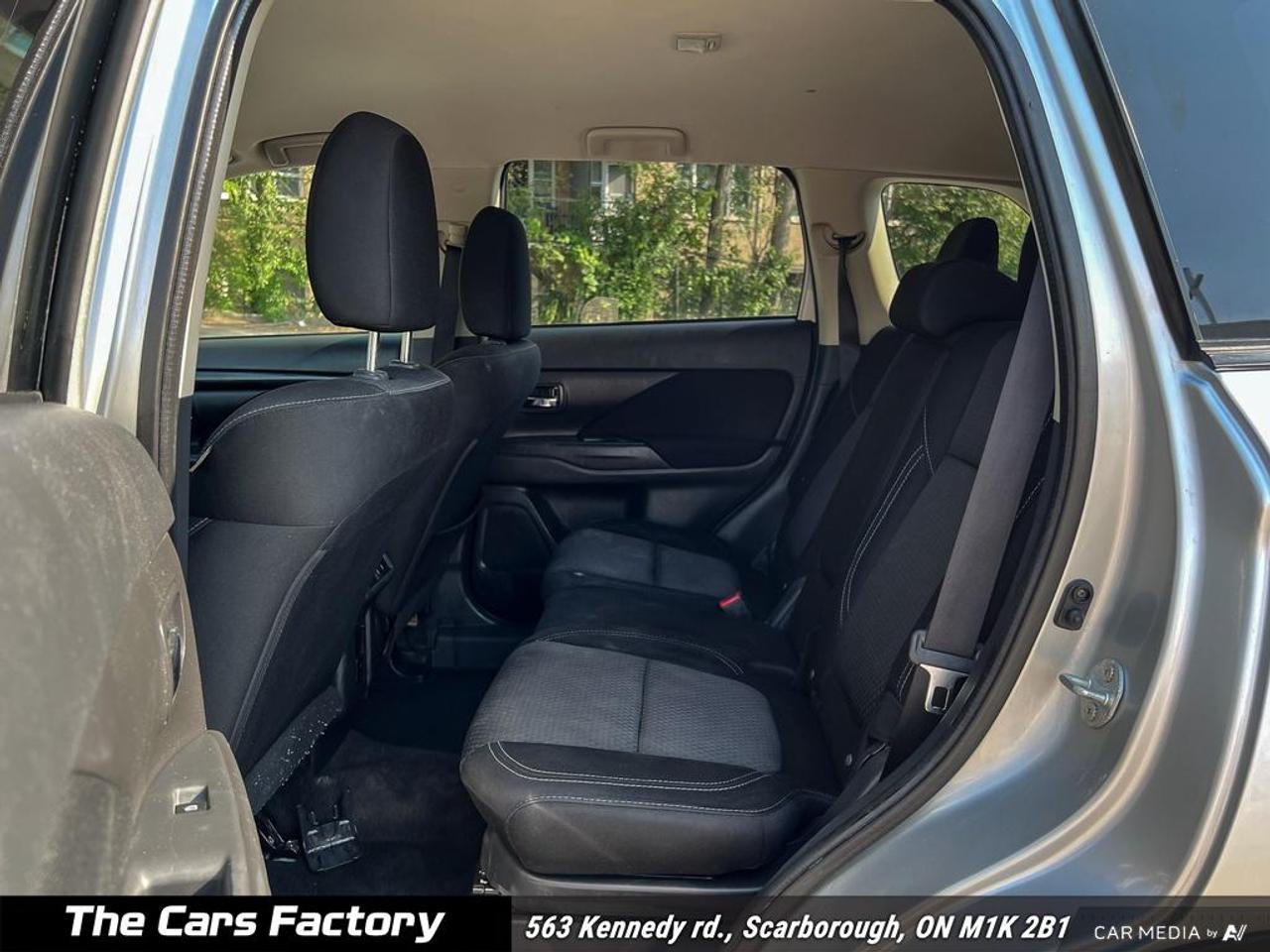 2020 Mitsubishi Outlander ES AWC 7-Passenger Apple Carplay/Camera! Photo
