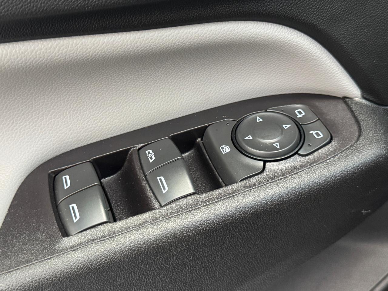 2022 Chevrolet Equinox LS+New Tires & Brakes+Collision Alert+CLEAN CARFAX Photo