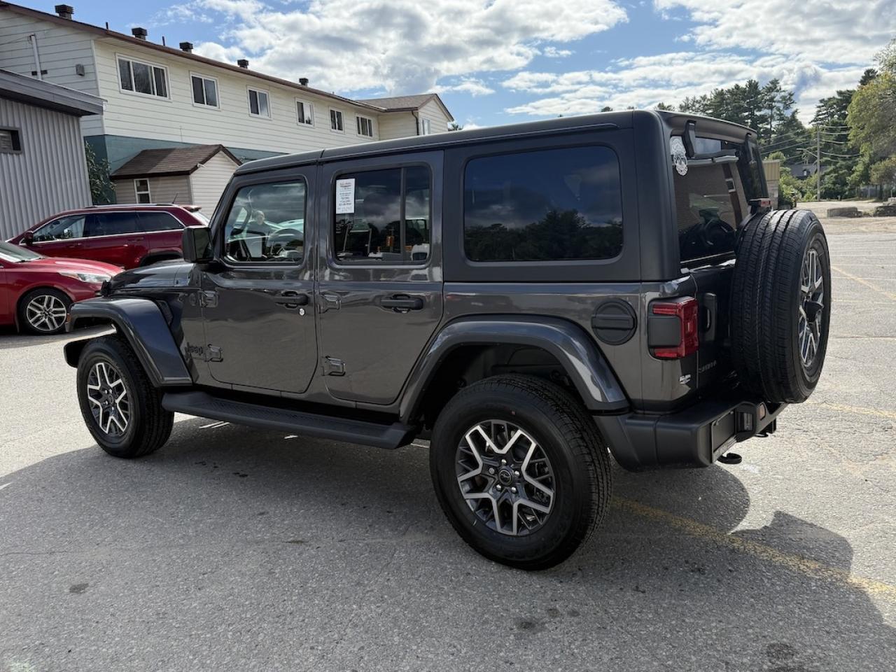 2025 Jeep Wrangler SAHARA 4X4 Photo4
