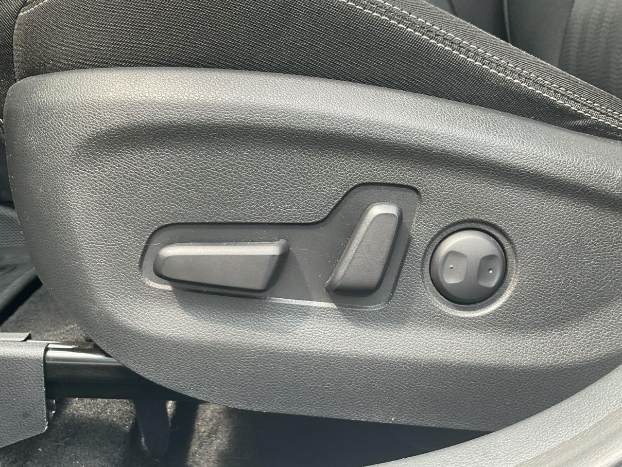 12637686
