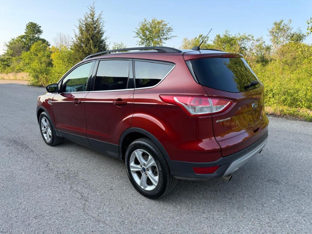2016 Ford Escape SE | ONE OWNER | CLEAN CARFAX | LEATHER | NAVI | BACKUP CAM | POWER TAILGATE | HEATED SEATS | - Photo #4