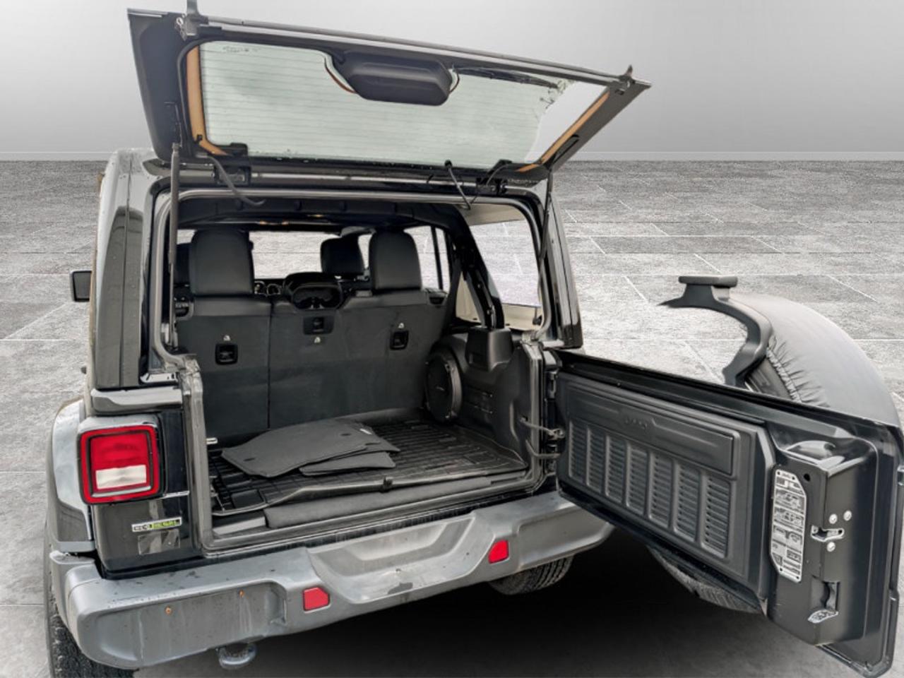 2021 Jeep Wrangler Sahara Unlimited  **LOW KMS - DIESEL** Photo