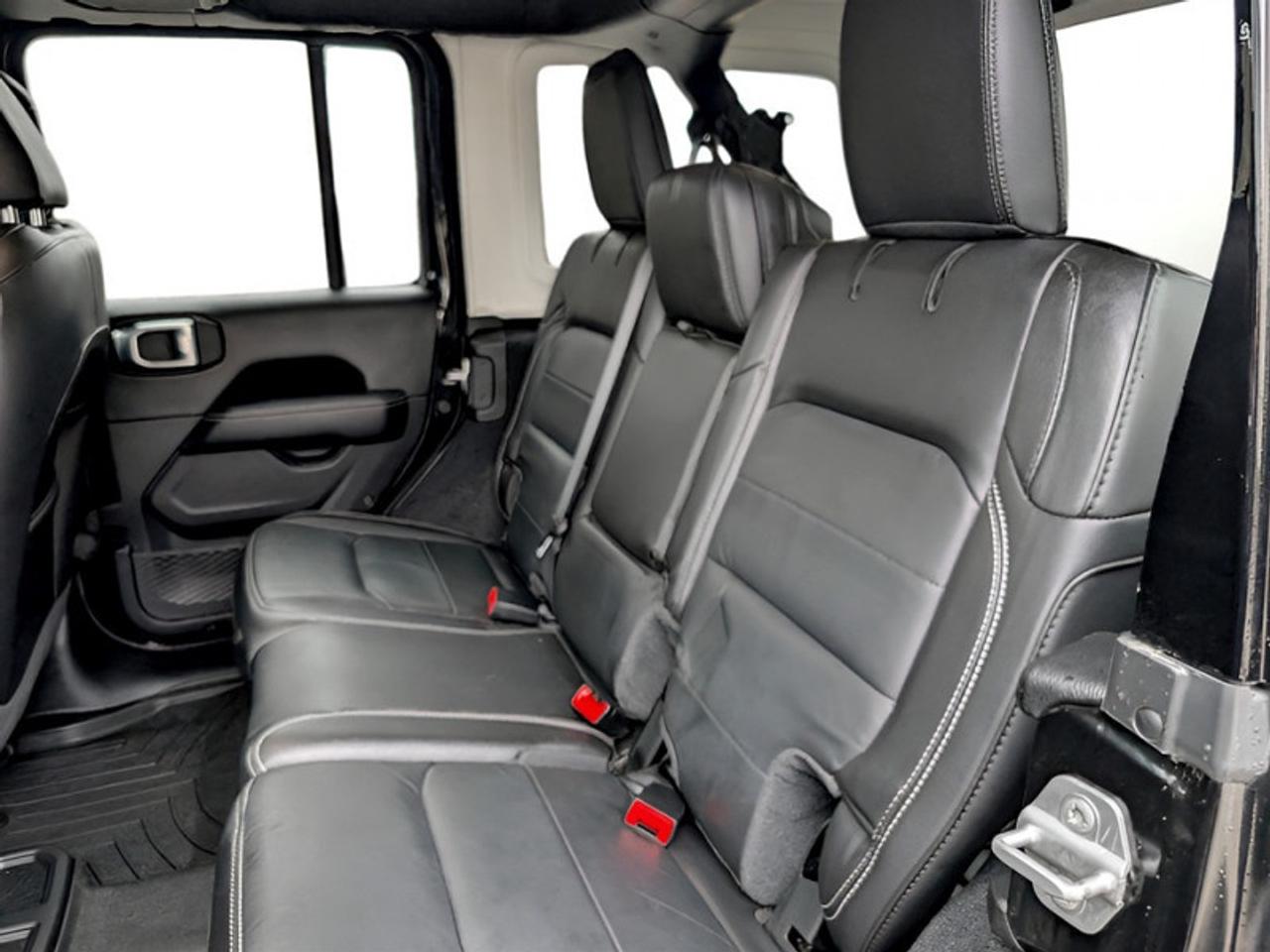 2021 Jeep Wrangler Sahara Unlimited  **LOW KMS - DIESEL** Photo