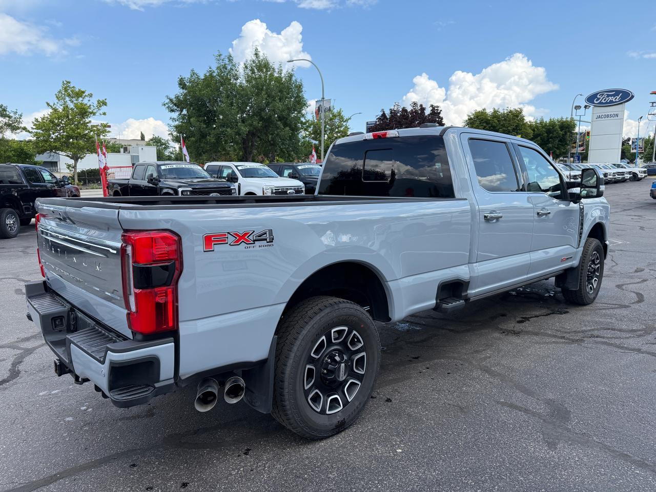 2024 Ford F-350 Super Duty SRW PLATINUM Photo4