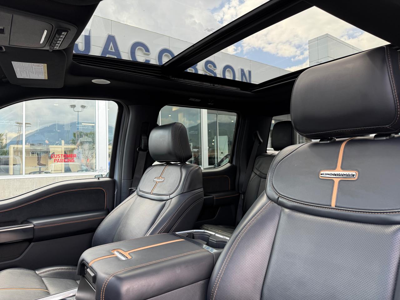 2024 Ford F-350 Super Duty SRW PLATINUM Photo5