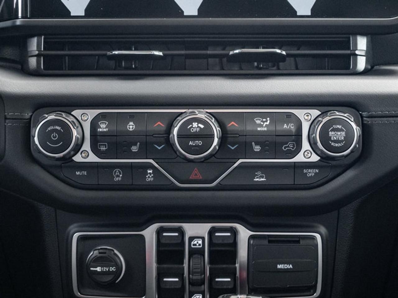 2025 Jeep Wrangler Sahara Photo