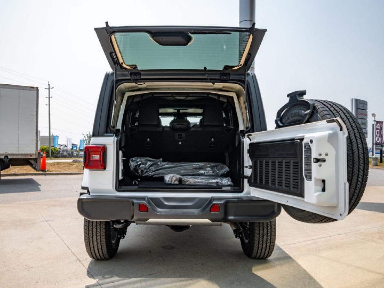 2025 Jeep Wrangler Sahara Photo