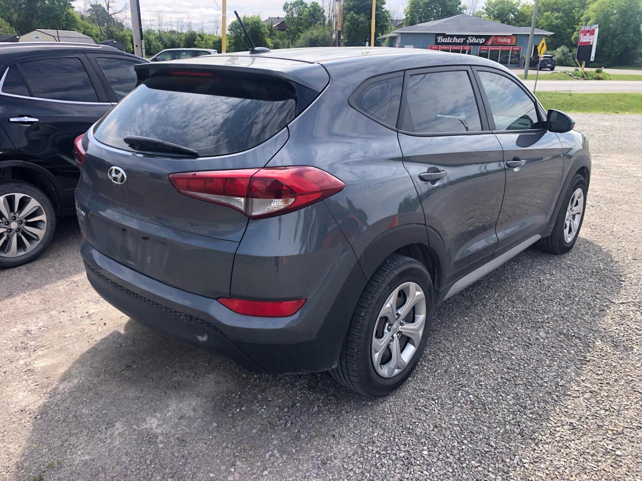 2017 Hyundai Tucson SE  FWD - Photo #2