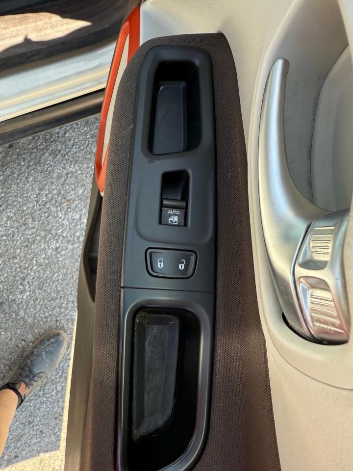 2015 Jeep Renegade North - Photo #31