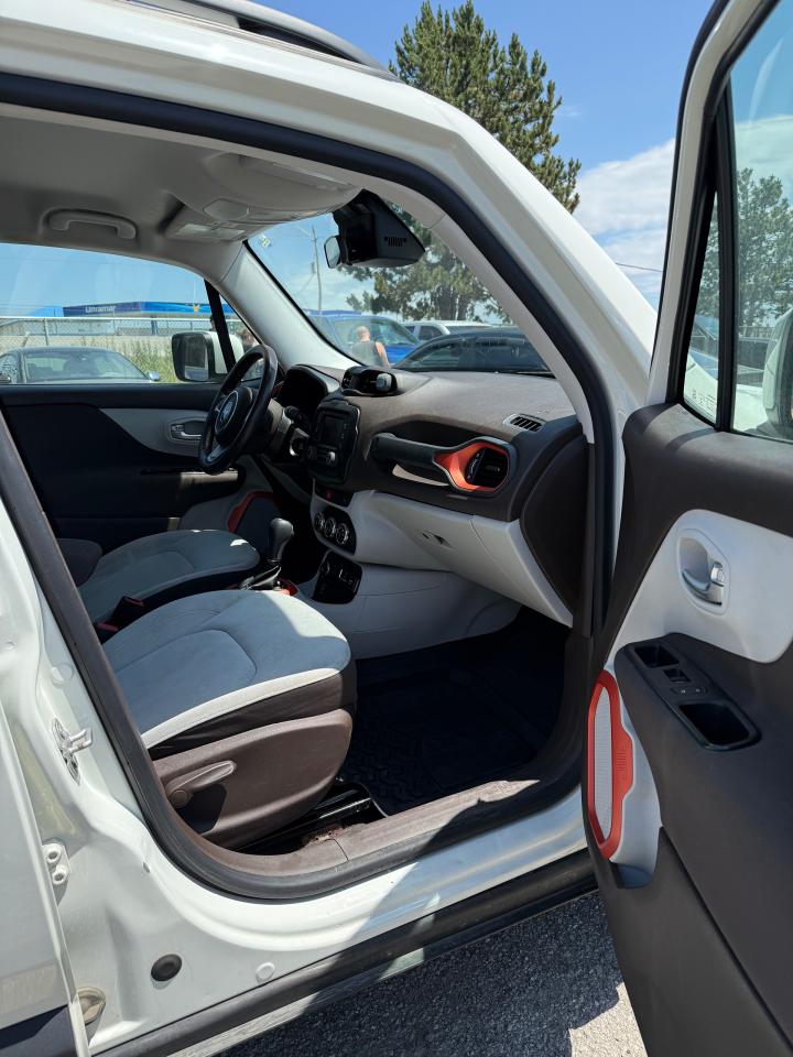 2015 Jeep Renegade North - Photo #29