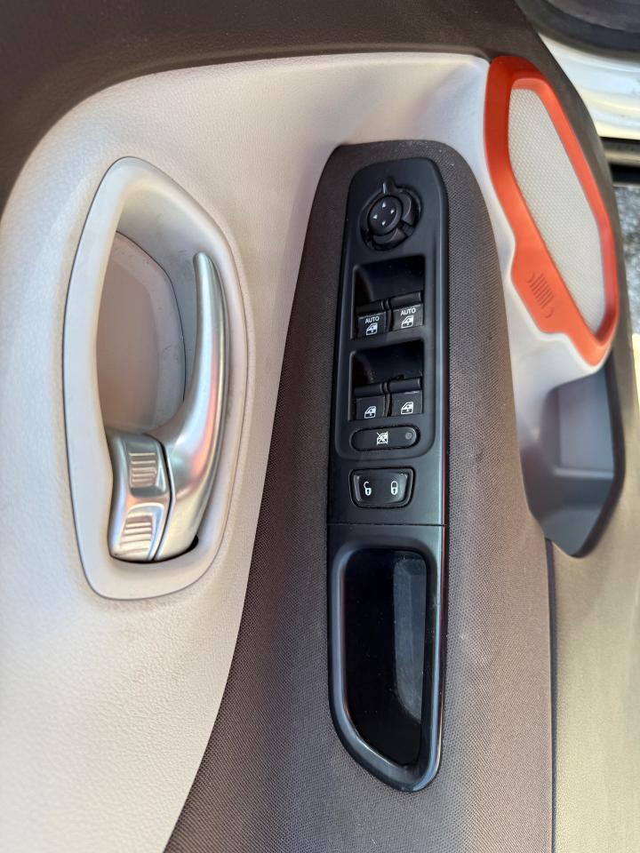 2015 Jeep Renegade North - Photo #12