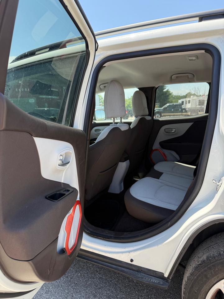 2015 Jeep Renegade North - Photo #25