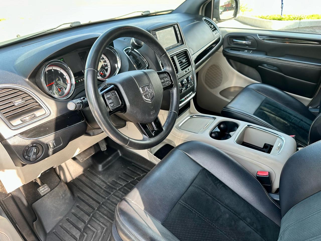 2017 Dodge Grand Caravan SXT Premium Plus - Photo #9