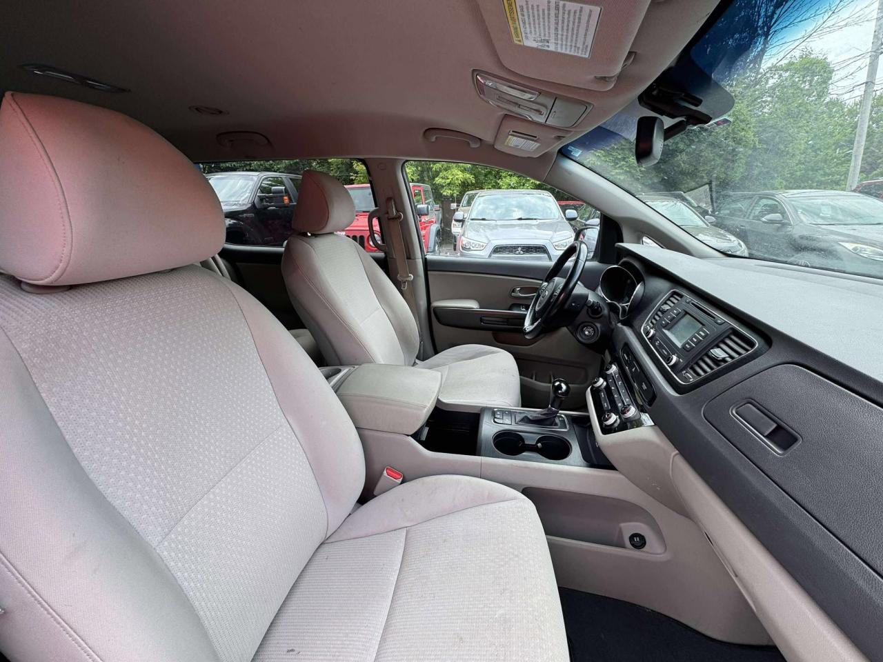2016 Kia Sedona LX - Photo #11