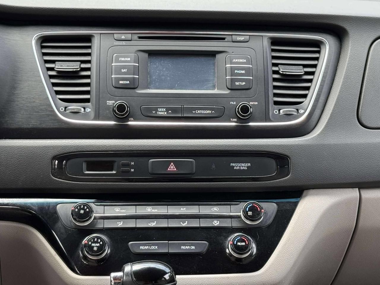 2016 Kia Sedona LX - Photo #18