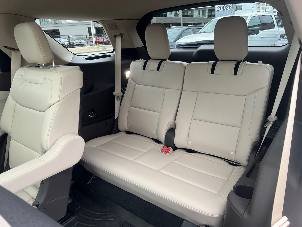 2022 Ford Explorer Platinum Photo19