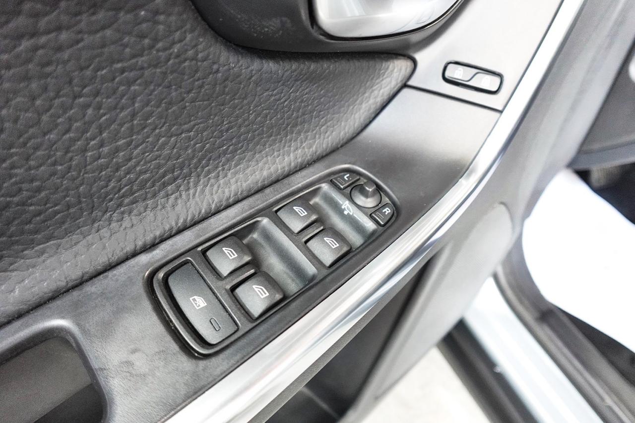 2012 Volvo XC60 DEALER MAINTAIN,PANO ROOF,LEVEL III,BLIND SPOT - Photo #14