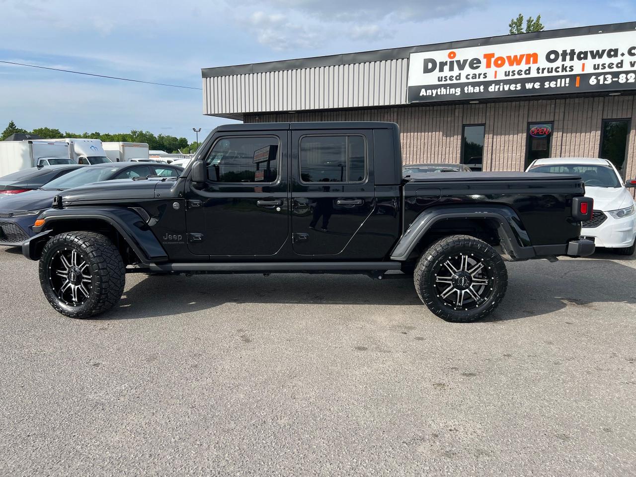 2022 Jeep Gladiator Willys 4x4 - Photo #2