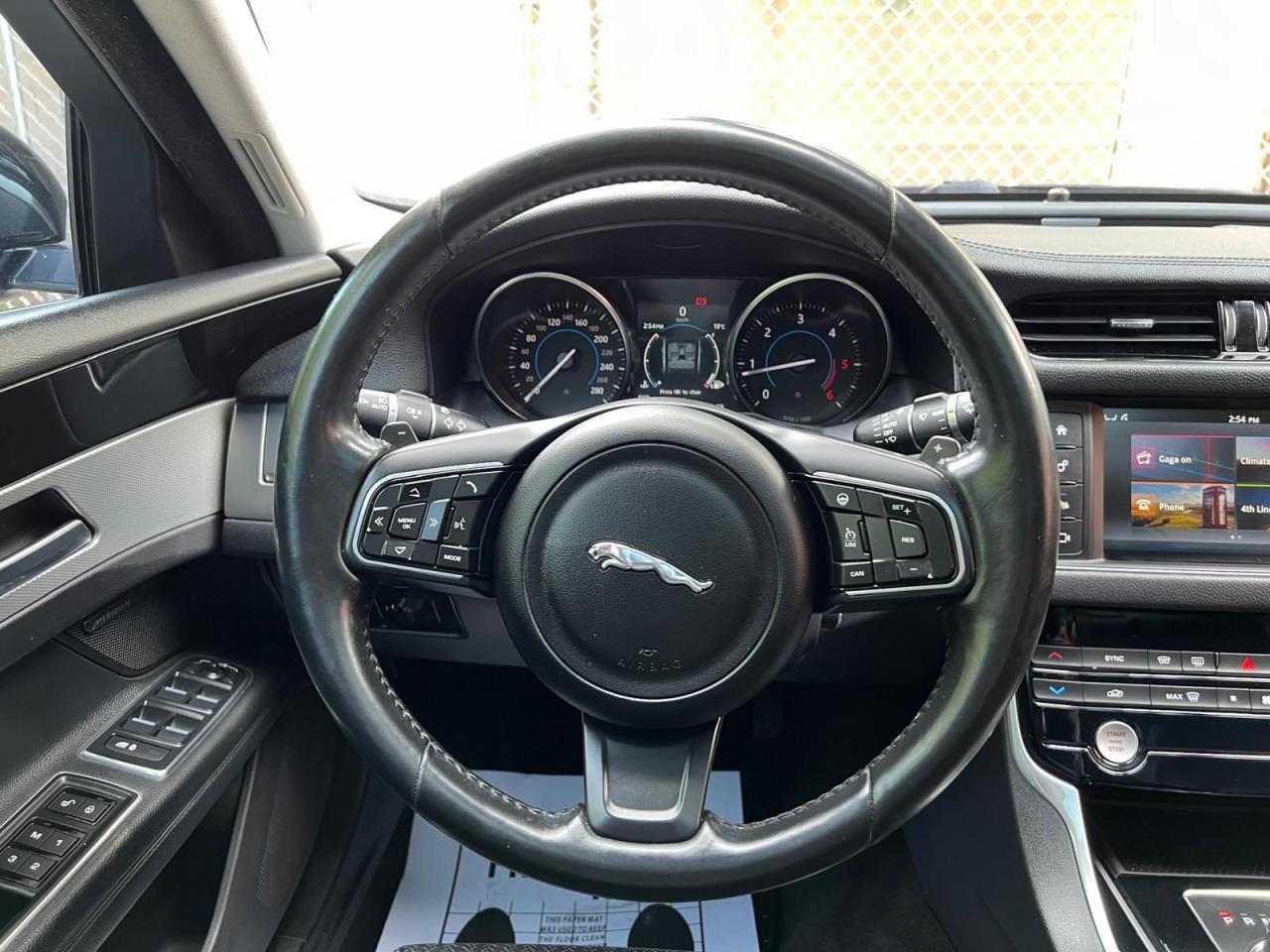 2017 Jaguar XF AUTO DIESEL AWD LOW KM NAVI SUNROOF BLIND SPOT B-T - Photo #18