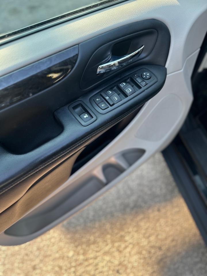 2016 Dodge Grand Caravan Crew - Photo #2