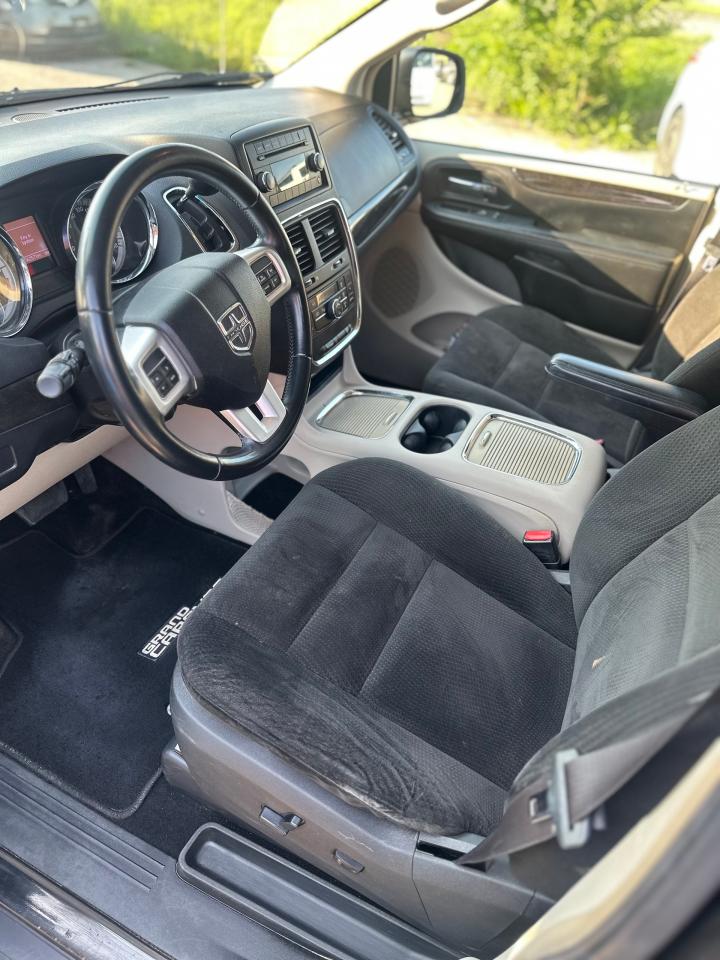 2016 Dodge Grand Caravan Crew Photo2