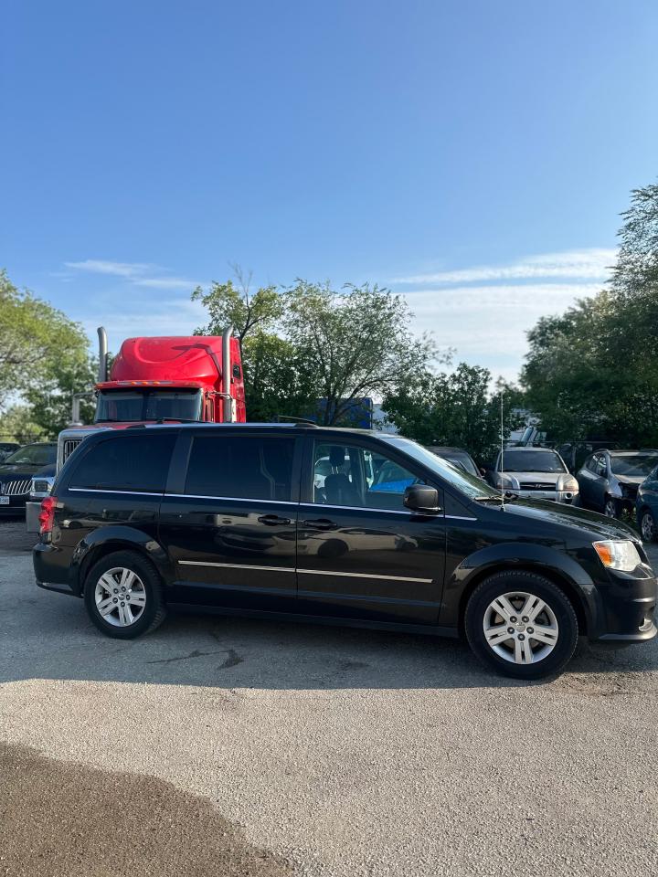 2016 Dodge Grand Caravan Crew Photo4