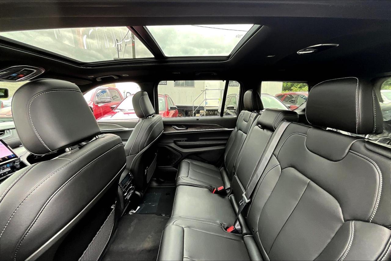 2025 Jeep Grand Cherokee L LIMITED | Black App Pkg | Pano Roof | 7-seater Photo