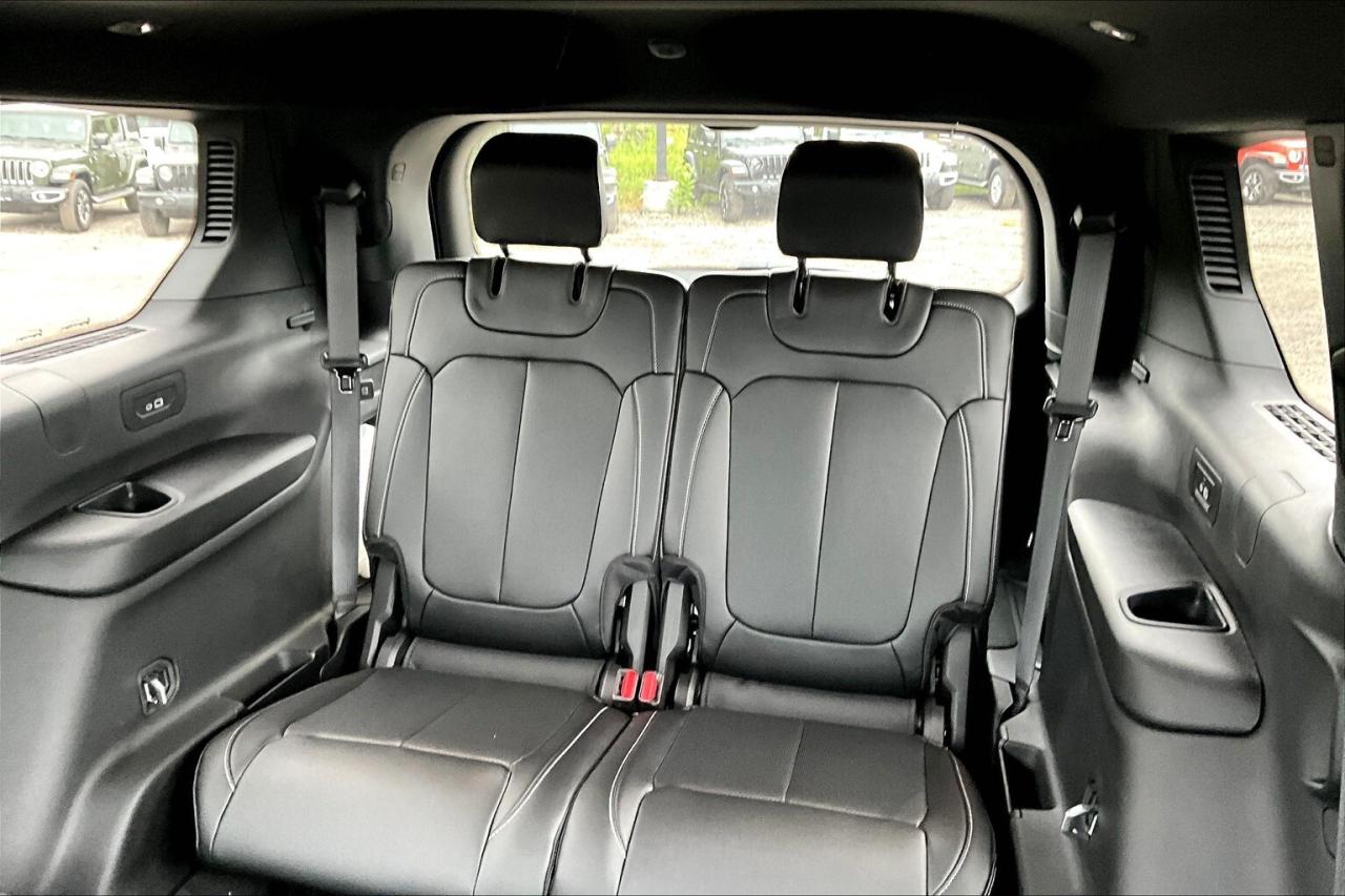 2025 Jeep Grand Cherokee L LIMITED | Black App Pkg | Pano Roof | 7-seater Photo