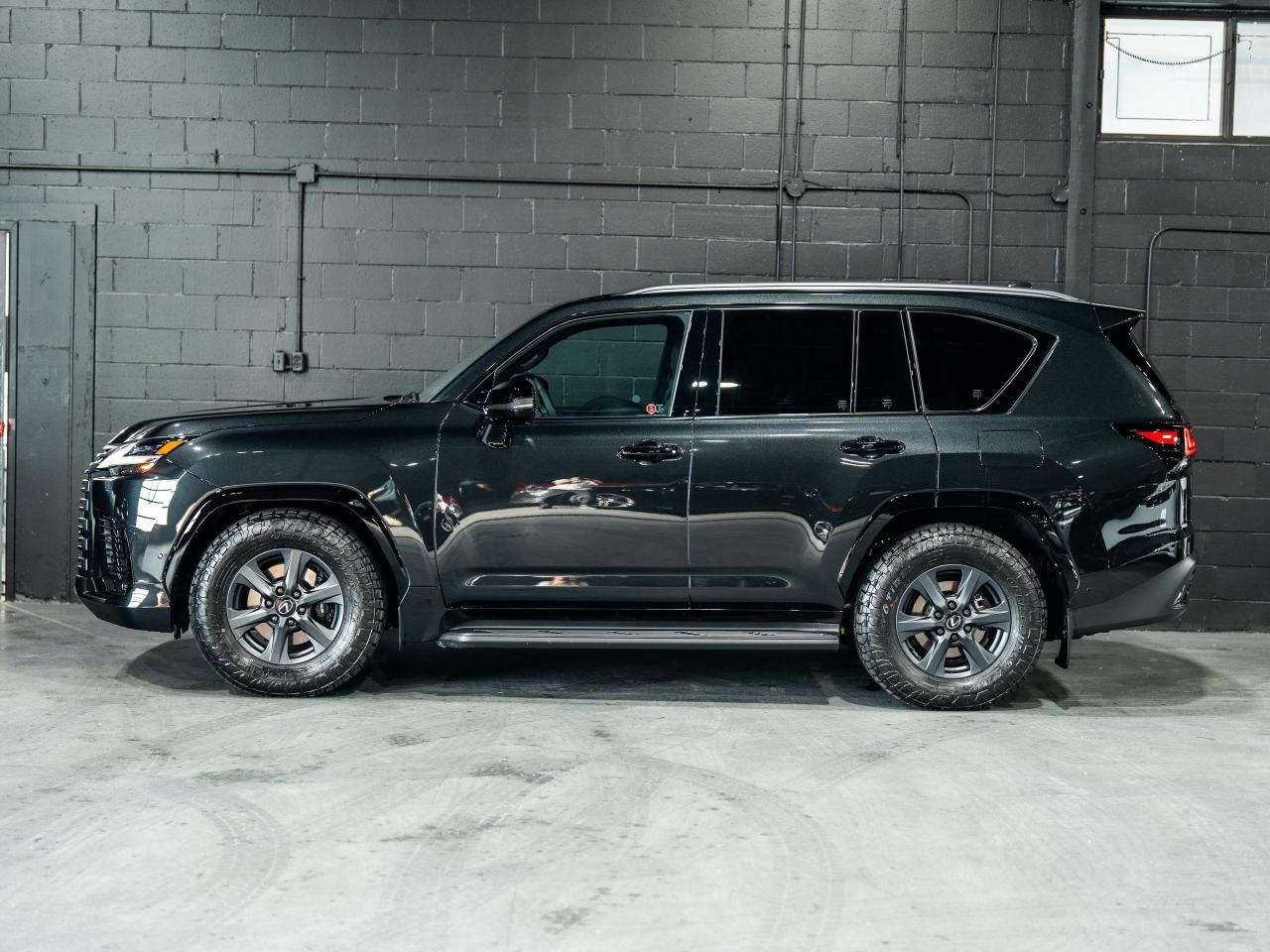 2025 Lexus LX 700h/TOUGH OVERTRAIL/MASSAGE/HUD/CLEAN CARFAX Photo3